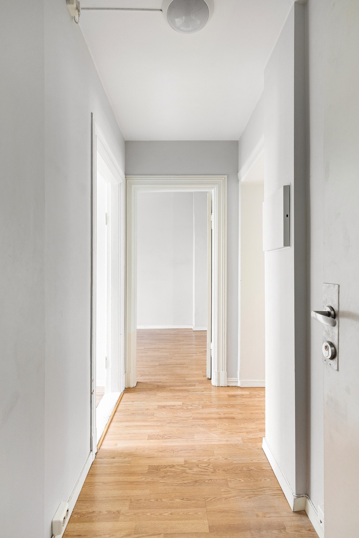 Romslig entré med dørcalling. Galleribilde