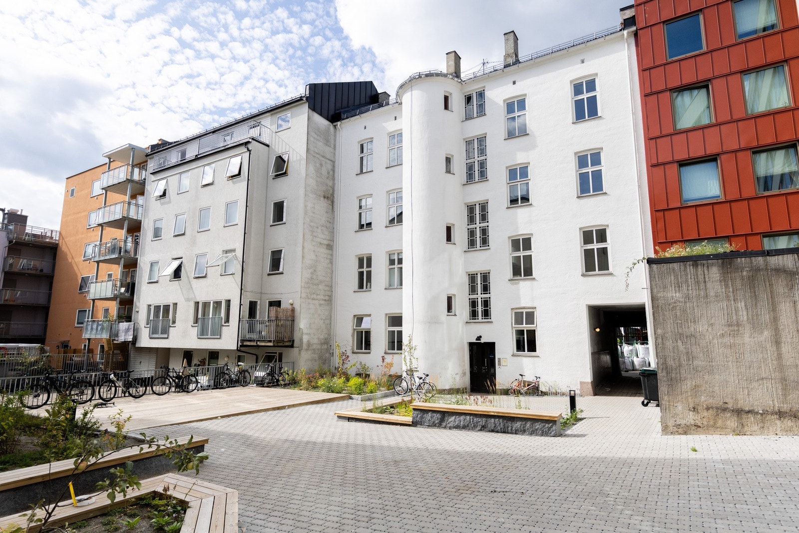 Pent opparbeidet bakgård med hyggelige sittegrupper. Galleribilde