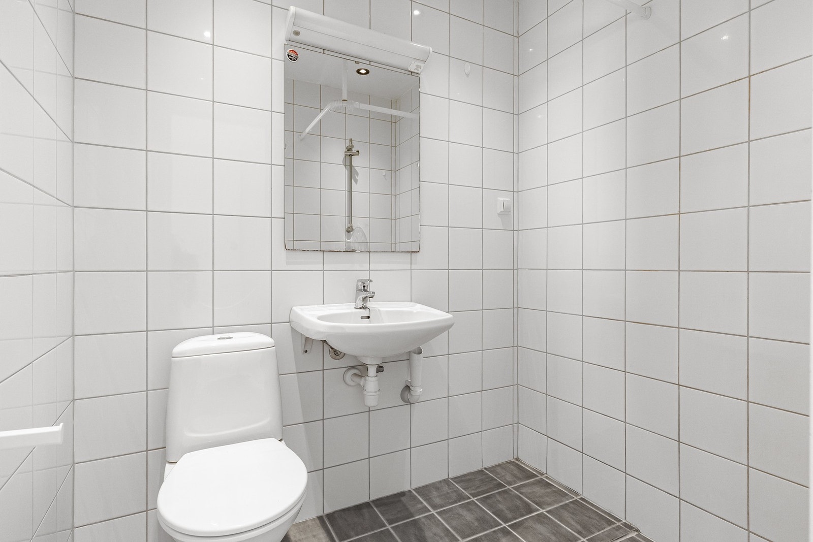 Flislagt bad med downlights i himling og varmekabler i gulv. Galleribilde