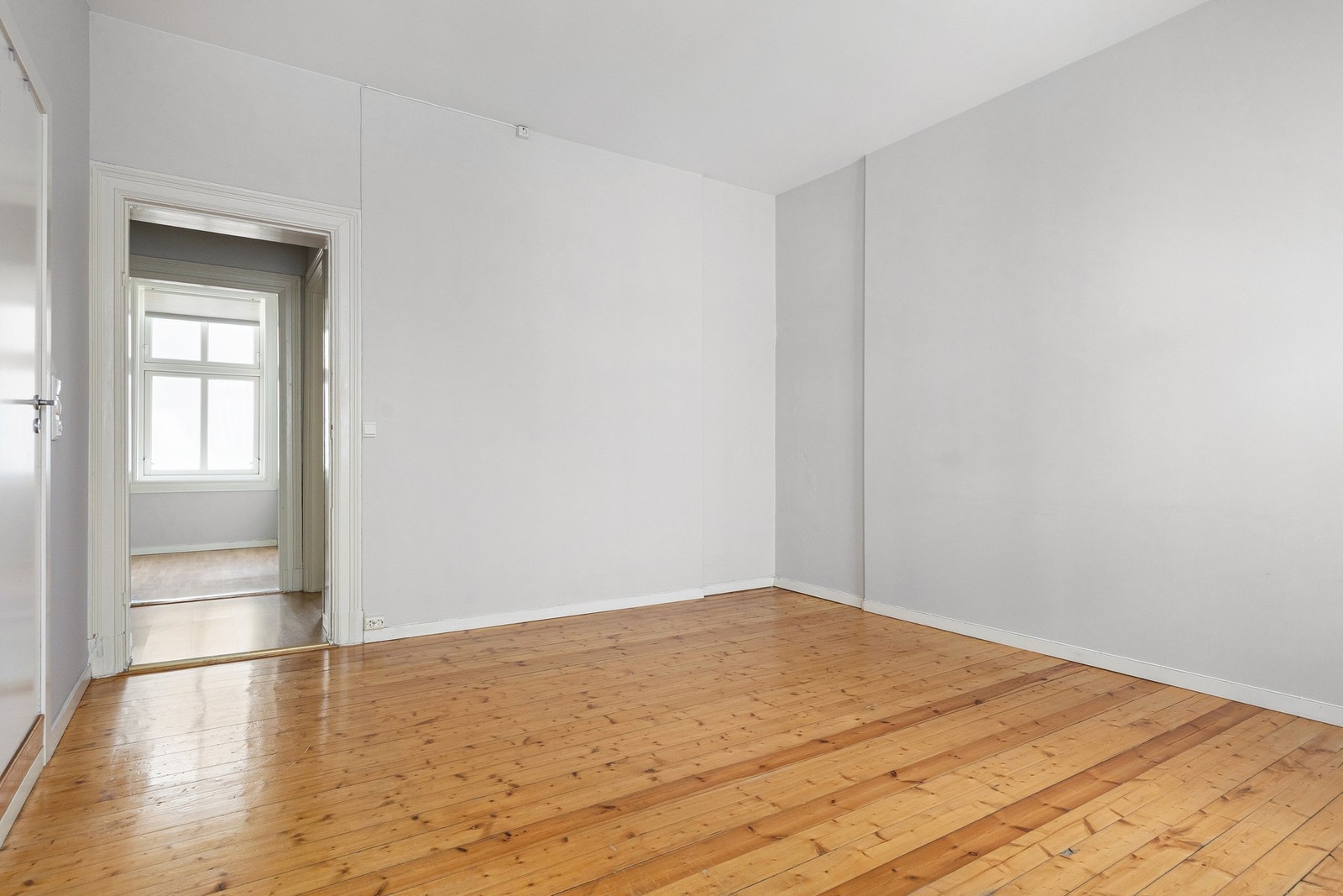 I stuen er det god plass til både sofagruppe og spisebord. Galleribilde