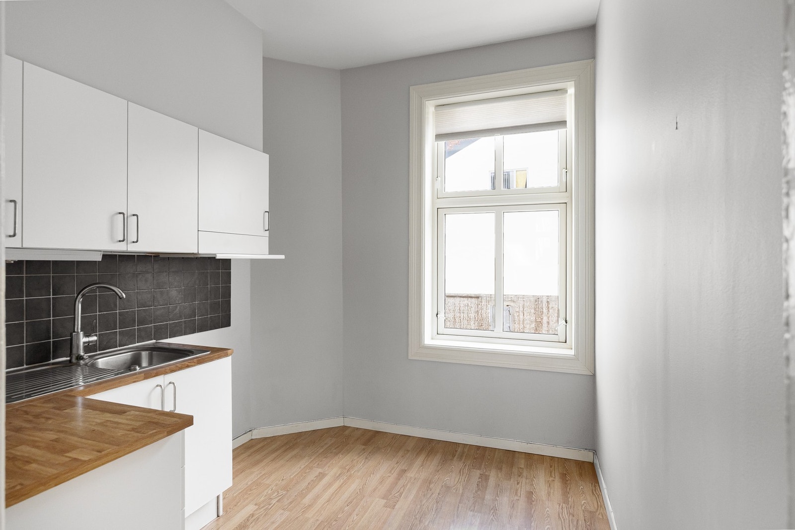 Lys og flott, gjennomgående 3-roms leilighet med attraktiv beliggenhet på Rodeløkka. Galleribilde