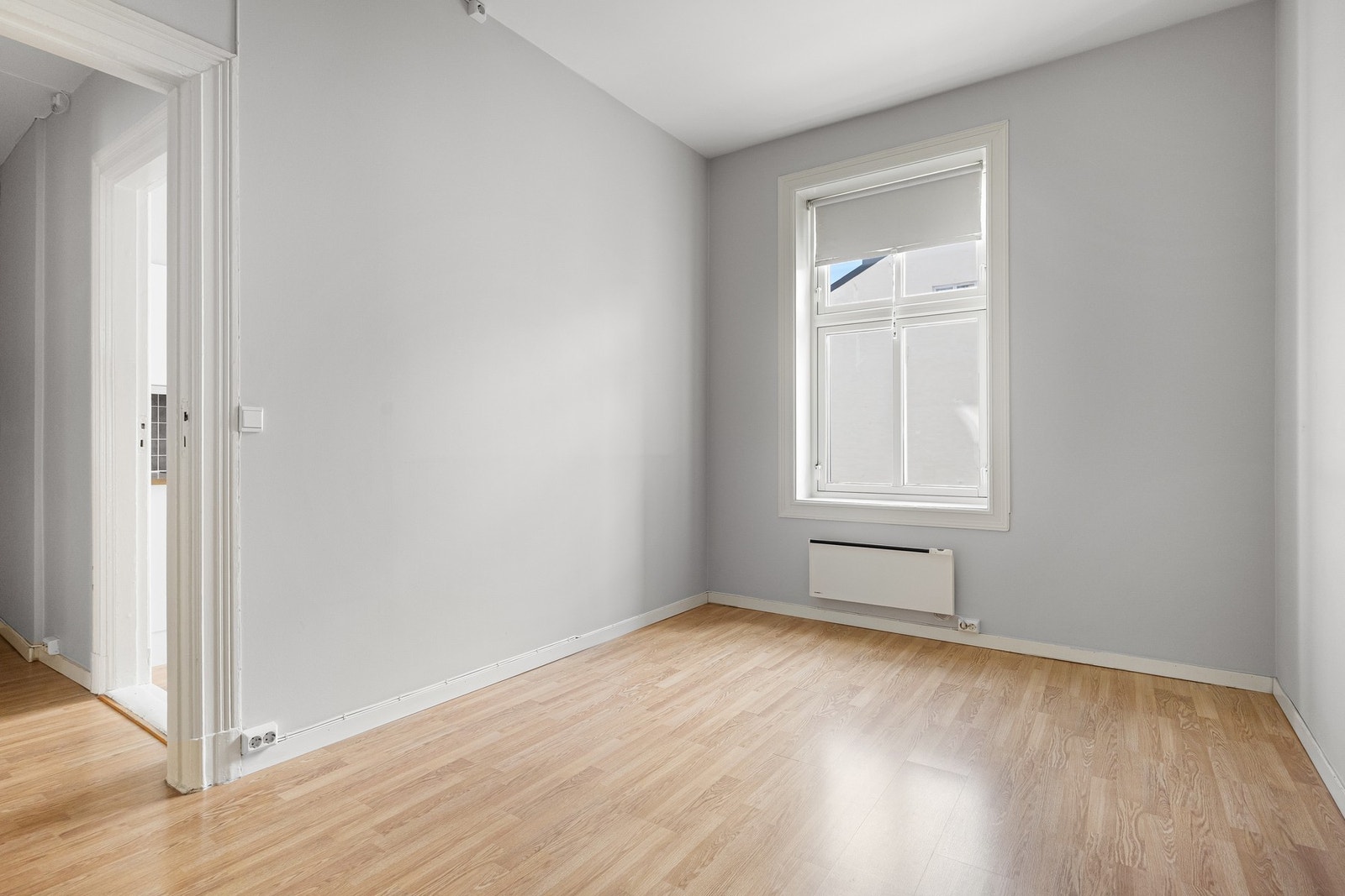 Romslig hovedsoverom med god plass til dobbeltseng, nattbord og garderobe. Galleribilde