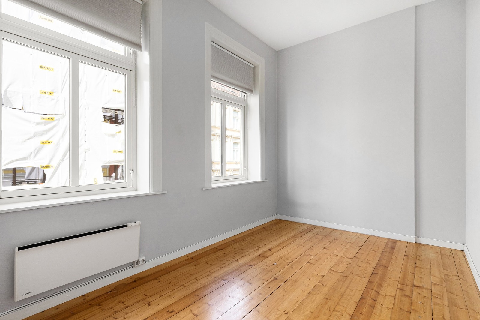 Soverom 2 er av god størrelse, med plass til dobbeltseng, nattbord og øvrig møblement. Galleribilde