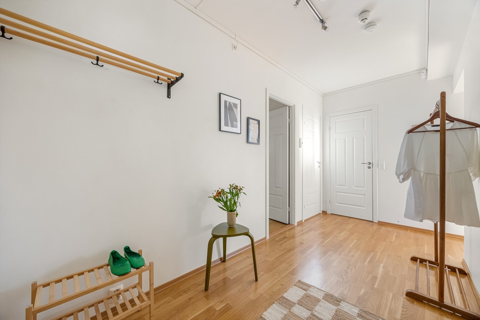 Romslig entré med gode oppbevaringsmuligheter og plass til garderobeskap for ytterklær og sko. Galleribilde