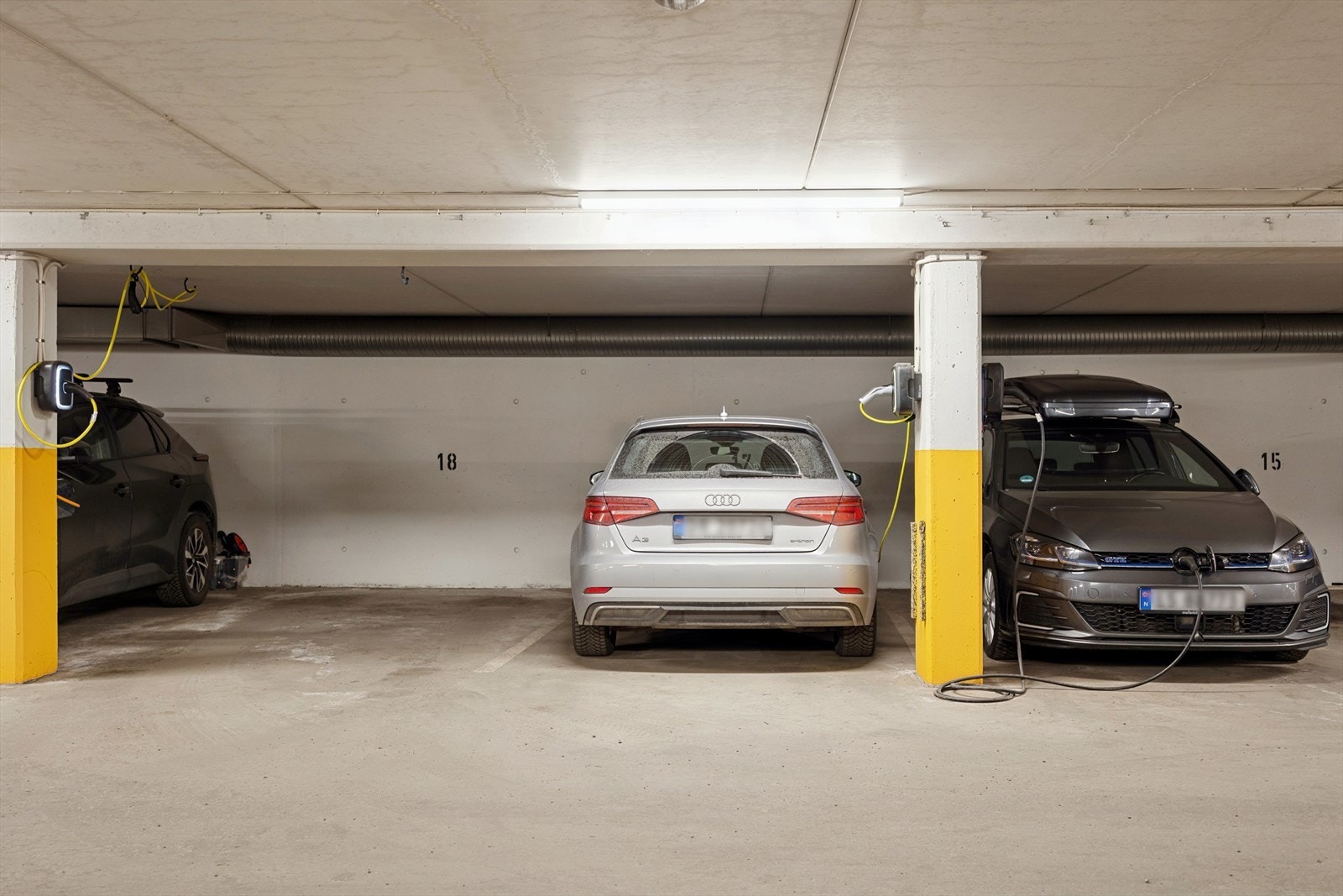 Det medfølger biloppstillingsplass (nr. 17 ) med el-billader i felles garasjeanlegg under bygningen. Galleribilde