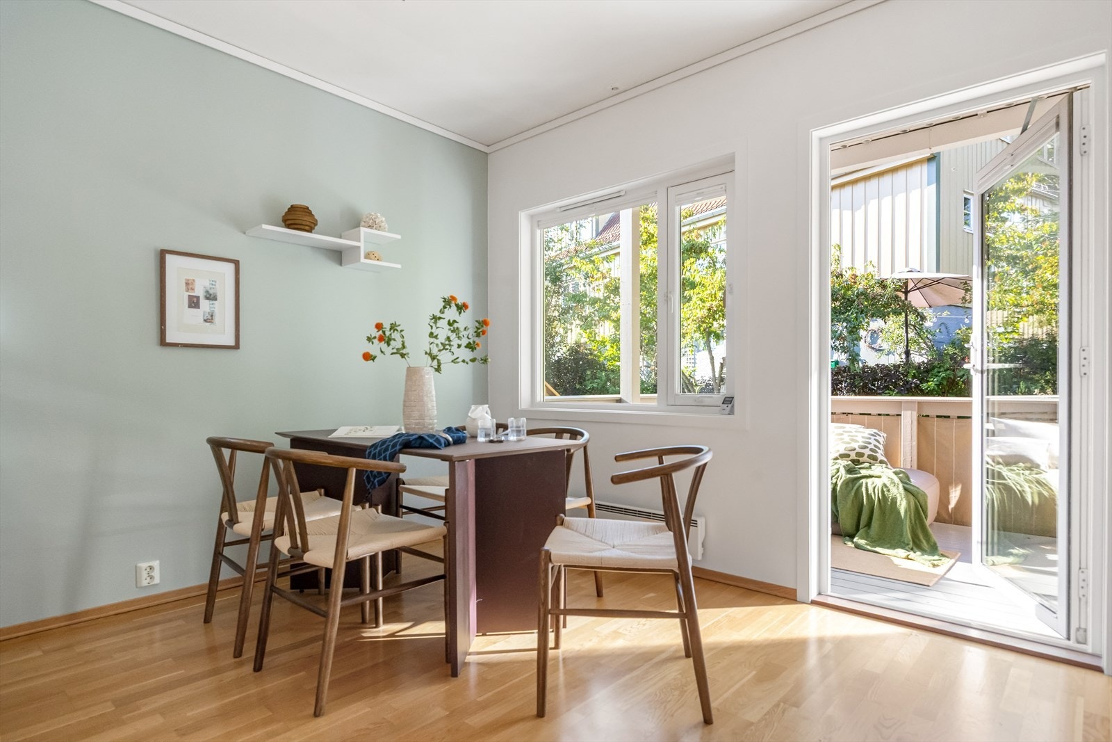 Romslig kjøkken med spiseplass, perfekt for både hverdagsmåltider og hyggelige middager med venner og familie. Galleribilde