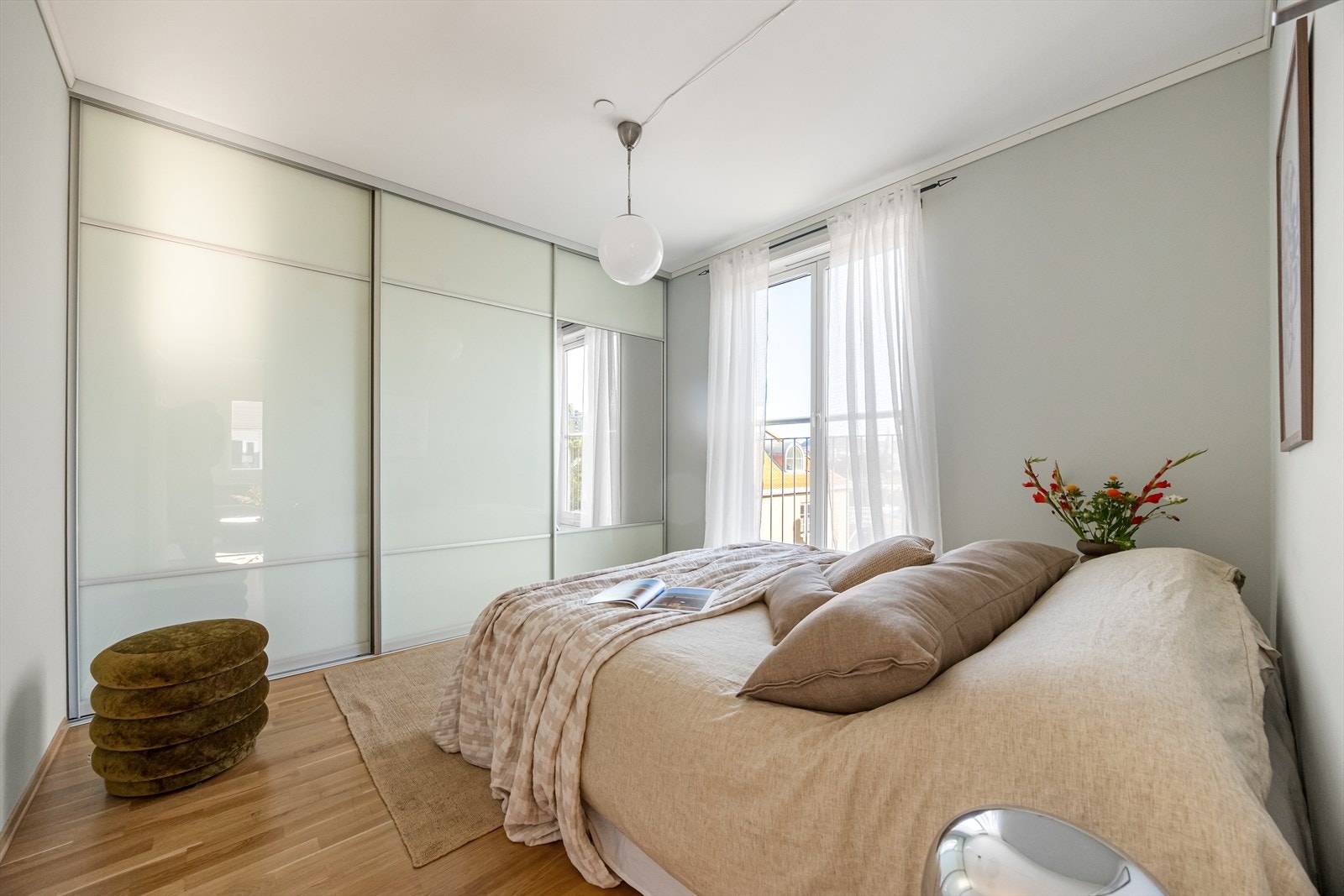Innbydende hovedsoverom med god plass til dobbeltseng og en romslig skyvedørsgarderobe. Galleribilde