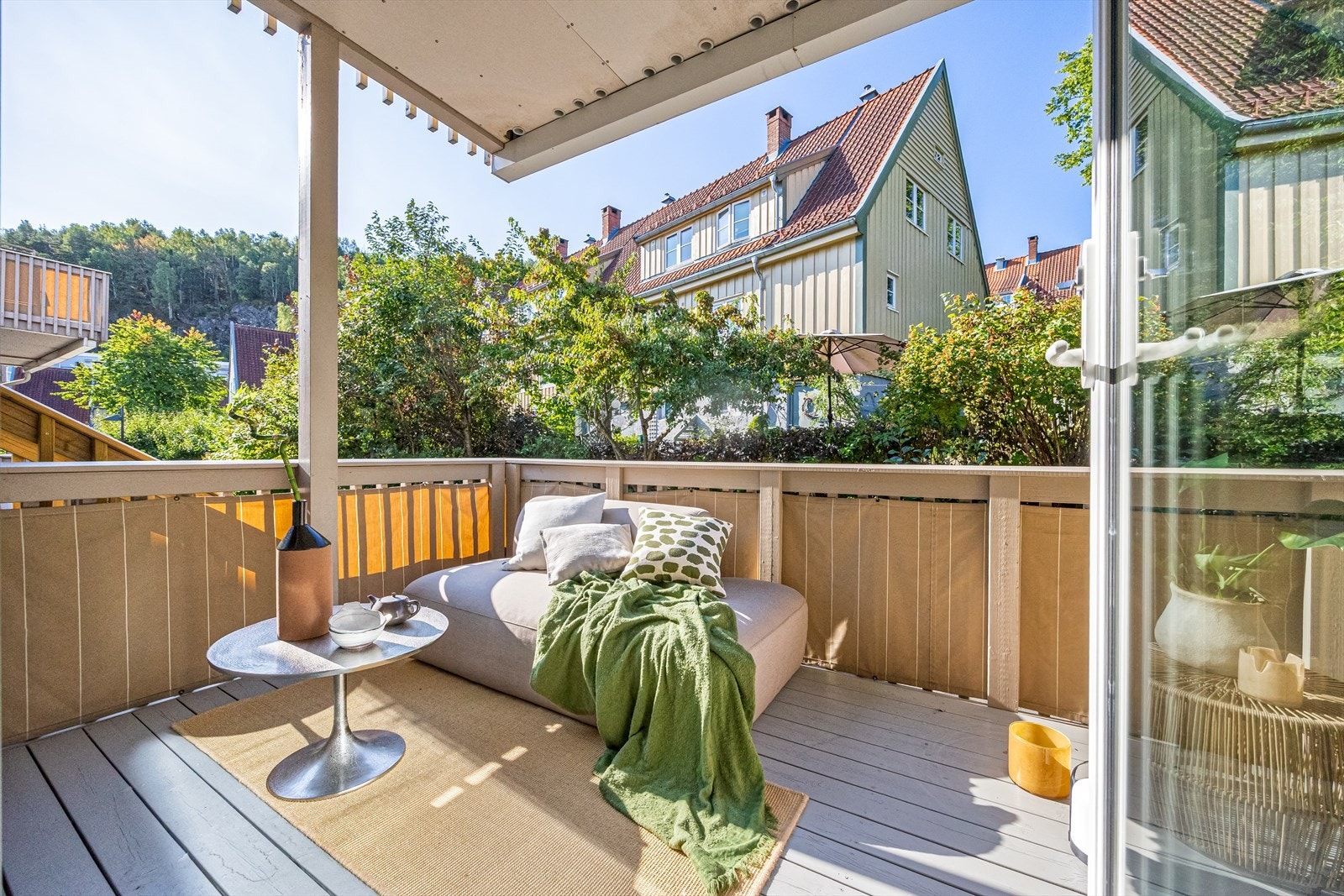 Balkongen ligger i tilknytning til kjøkkenet og byr på solrike og hyggelige utearealer store deler av dagen. Galleribilde