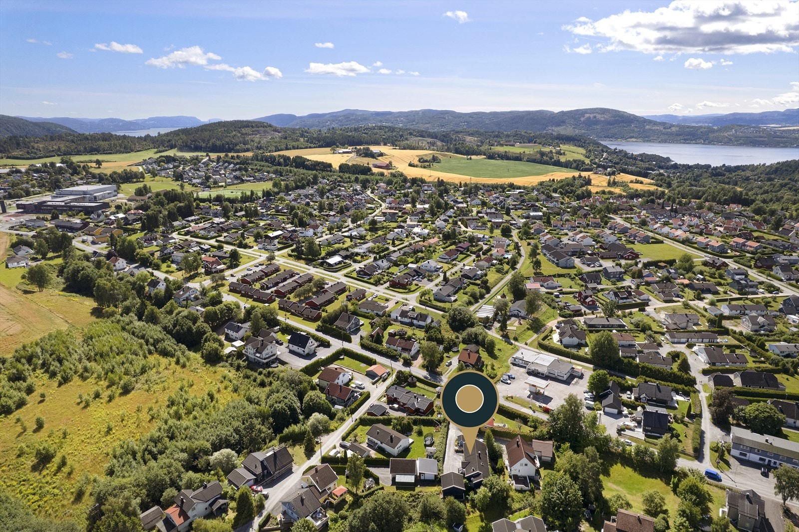 Eiendommen har en sentral og attraktiv beliggenhet på Spikkestad, med kort gangavstand til det meste av hverdagslige servicetilbud. Galleribilde