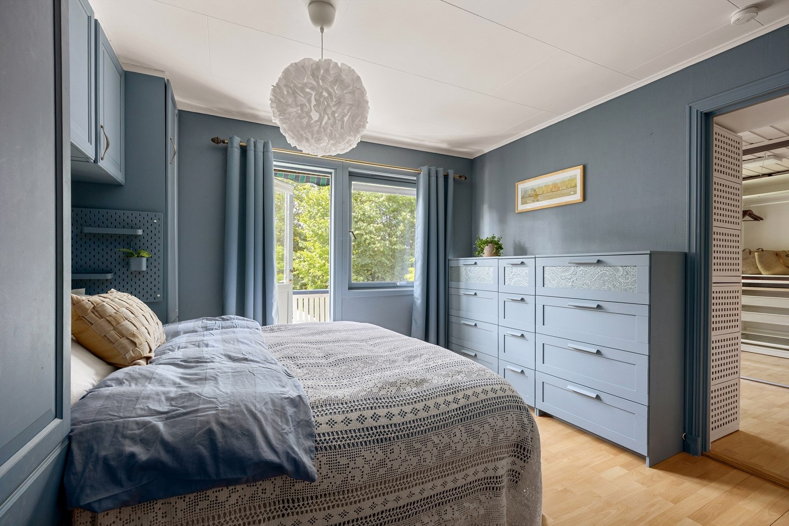 Hovedsoverom med utgang til balkong. Galleribilde