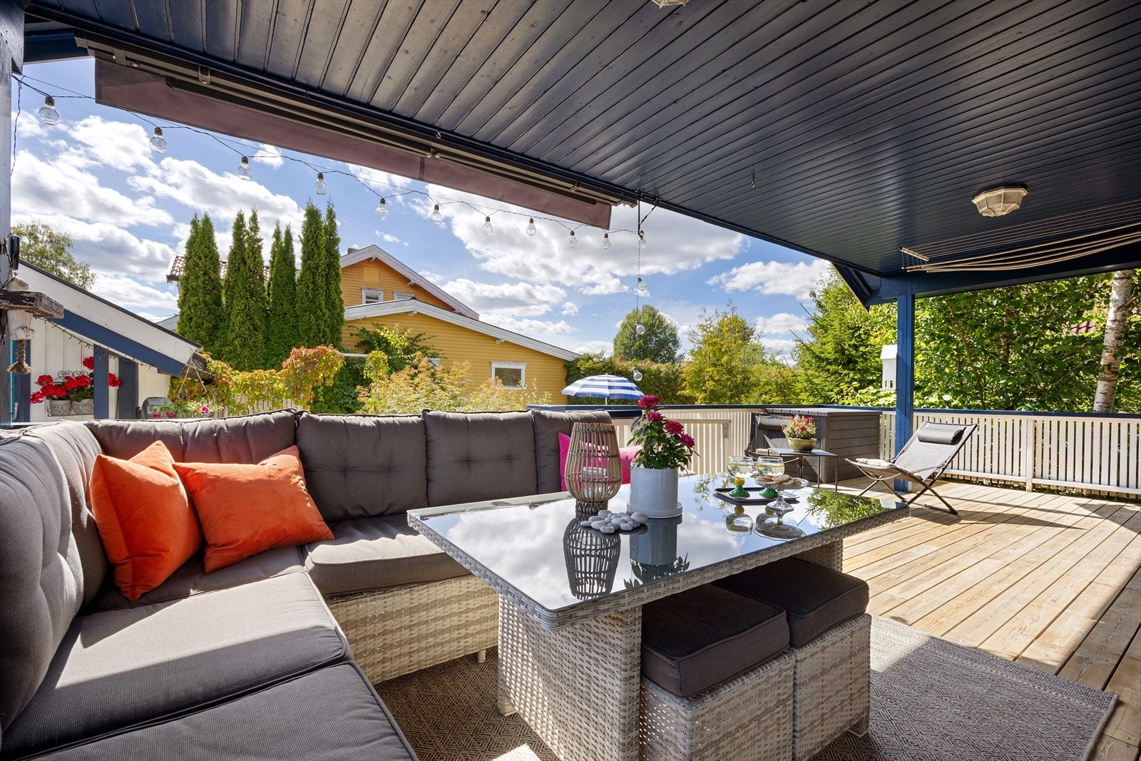 Fra stuen og terreng er det utgang til en delvis overbygd, sydvendt terrasse på ca. 30 kvm med markise. I forlengelsen ligger en sydvest-vendt markterrasse på ca. 40 kvm. Galleribilde