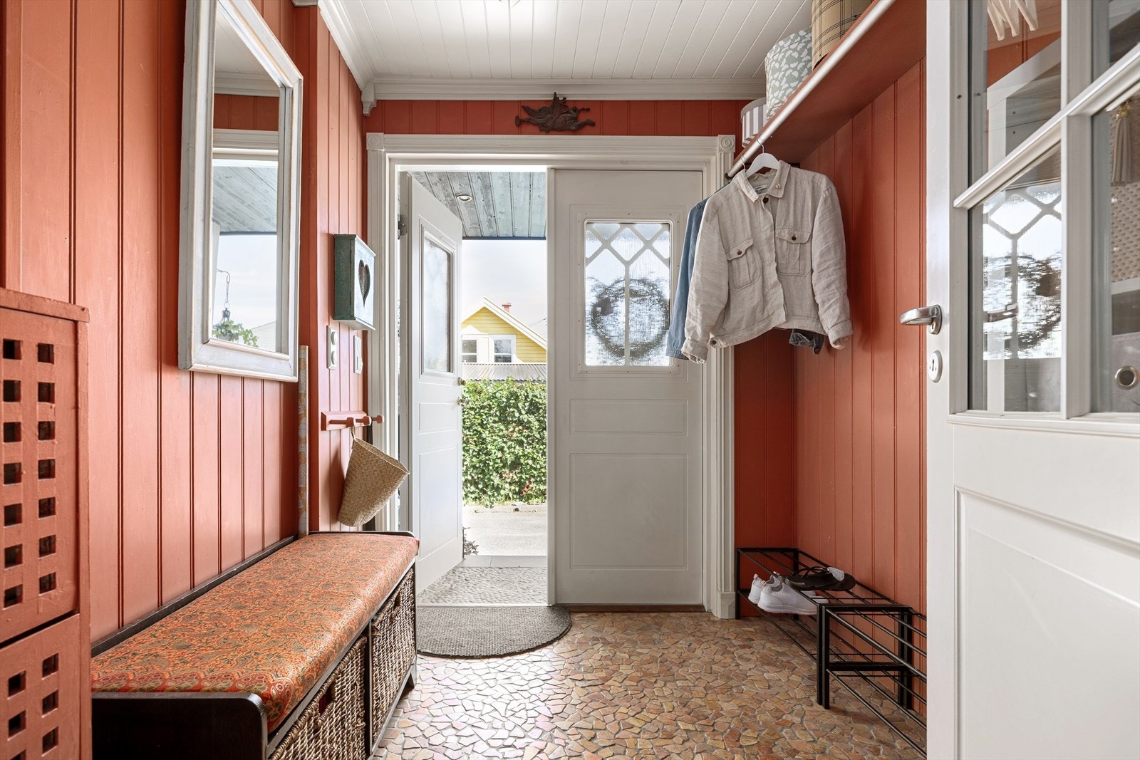 Innbydende og romslig entré med god plass til oppbevaring av yttertøy. Galleribilde