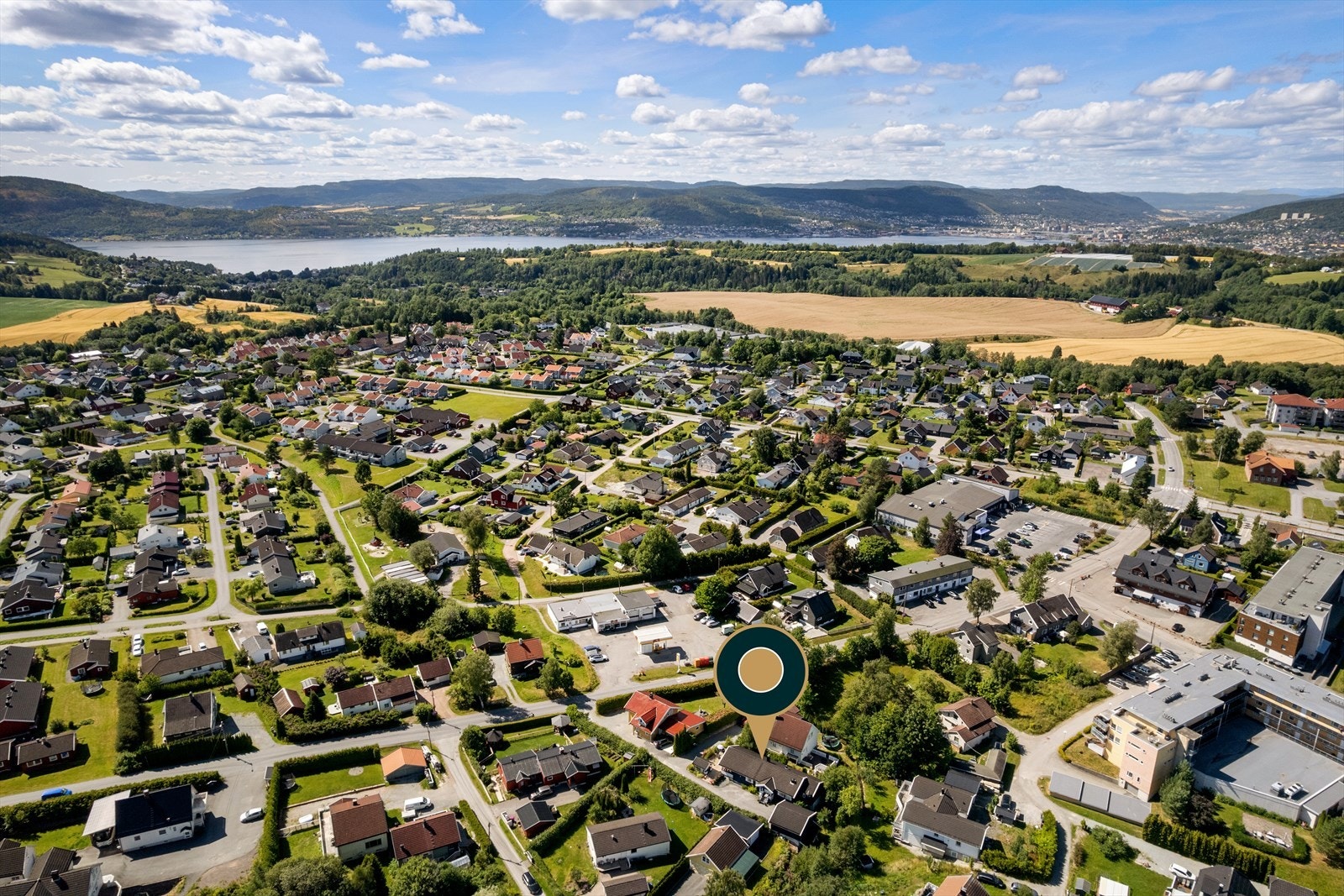 Eiendommen ligger i et etablert og familievennlig område med kort vei til kollektivtransport, servicetilbud og flotte rekreasjonsområder. Galleribilde