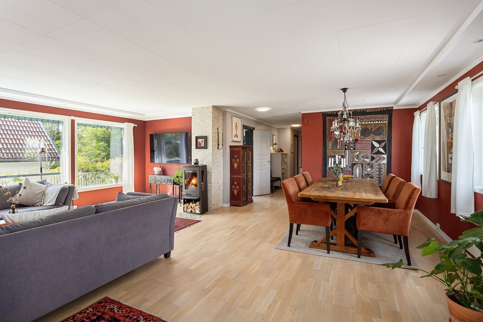 Stuen har en utforming som gir en naturlig stue- og spisestuedel. Galleribilde