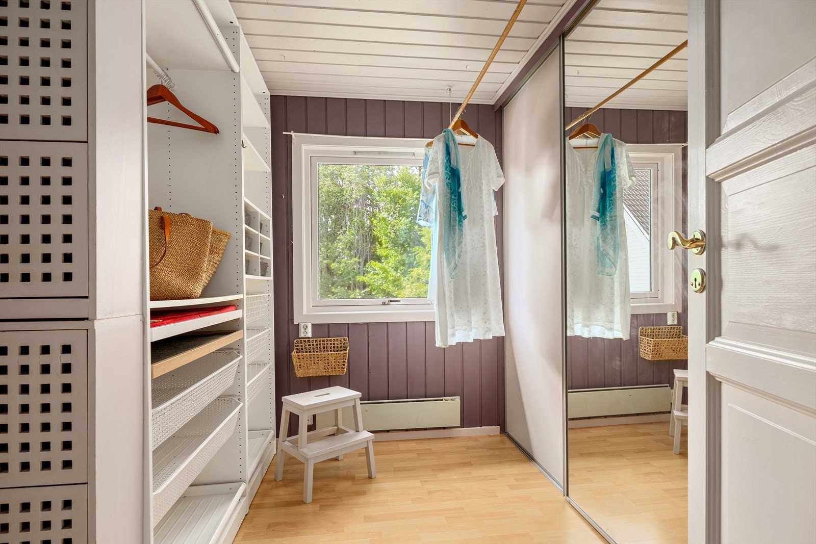 Hovedsoverommet har direkte tilgang til walk-in-closet (byggemeldt som bod). Galleribilde