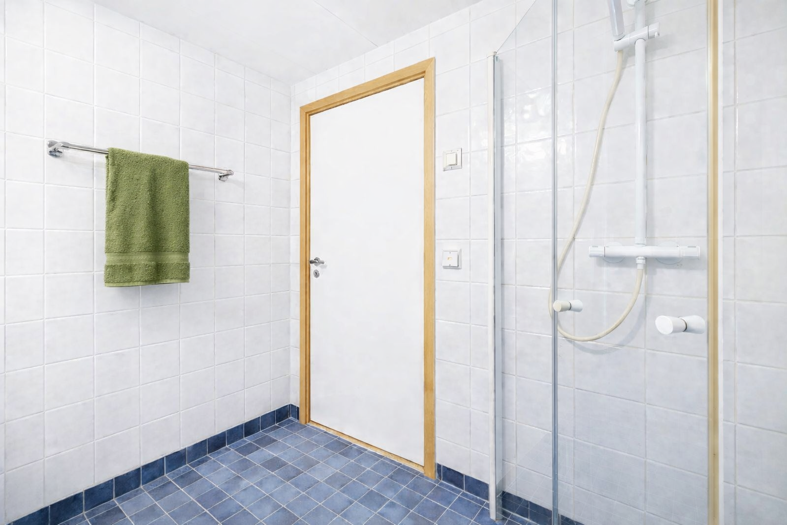 Baderommet har termostatstyrte varmekabler i gulv. Galleribilde