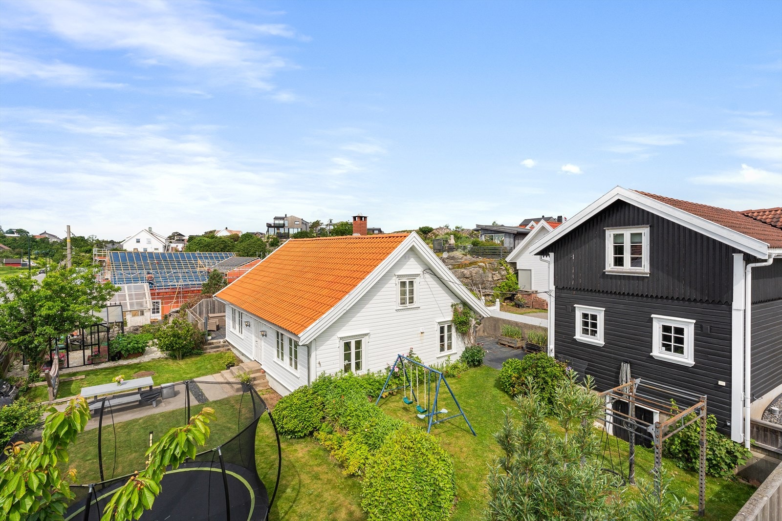 I tillegg til eneboligen medfølger den gamle "låven" som inneholder en garasje, samt et større bodrom i 1.etg. som idag er benyttet til et treningsrom (ikke godkjent for varig opphold). Galleribilde