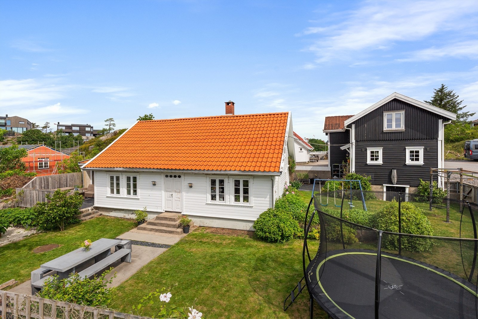 Eiendommen er av god størrelse med tomt på nesten 700 kvm. med en nydelig opparbeidet hage hvor du finner gressplen, flott beplantning med bærbusker, frukttrær og stauder. Galleribilde