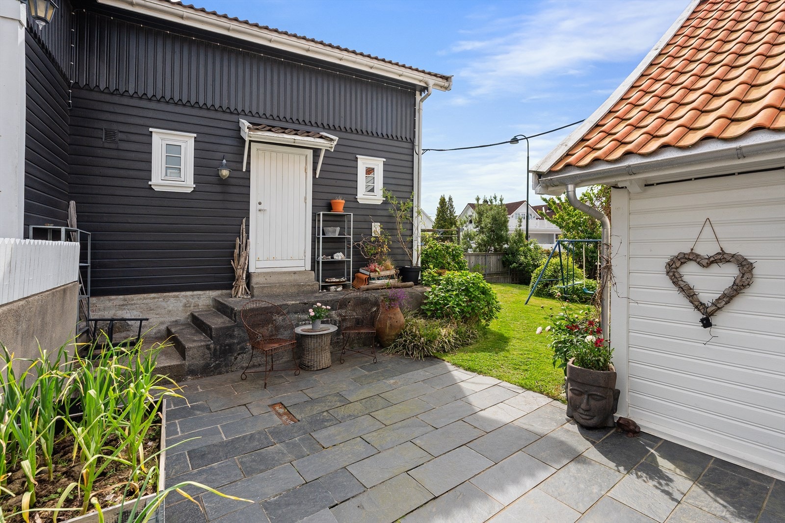 I "låven" er det tilkomst via dør til et større lagerrom. Galleribilde