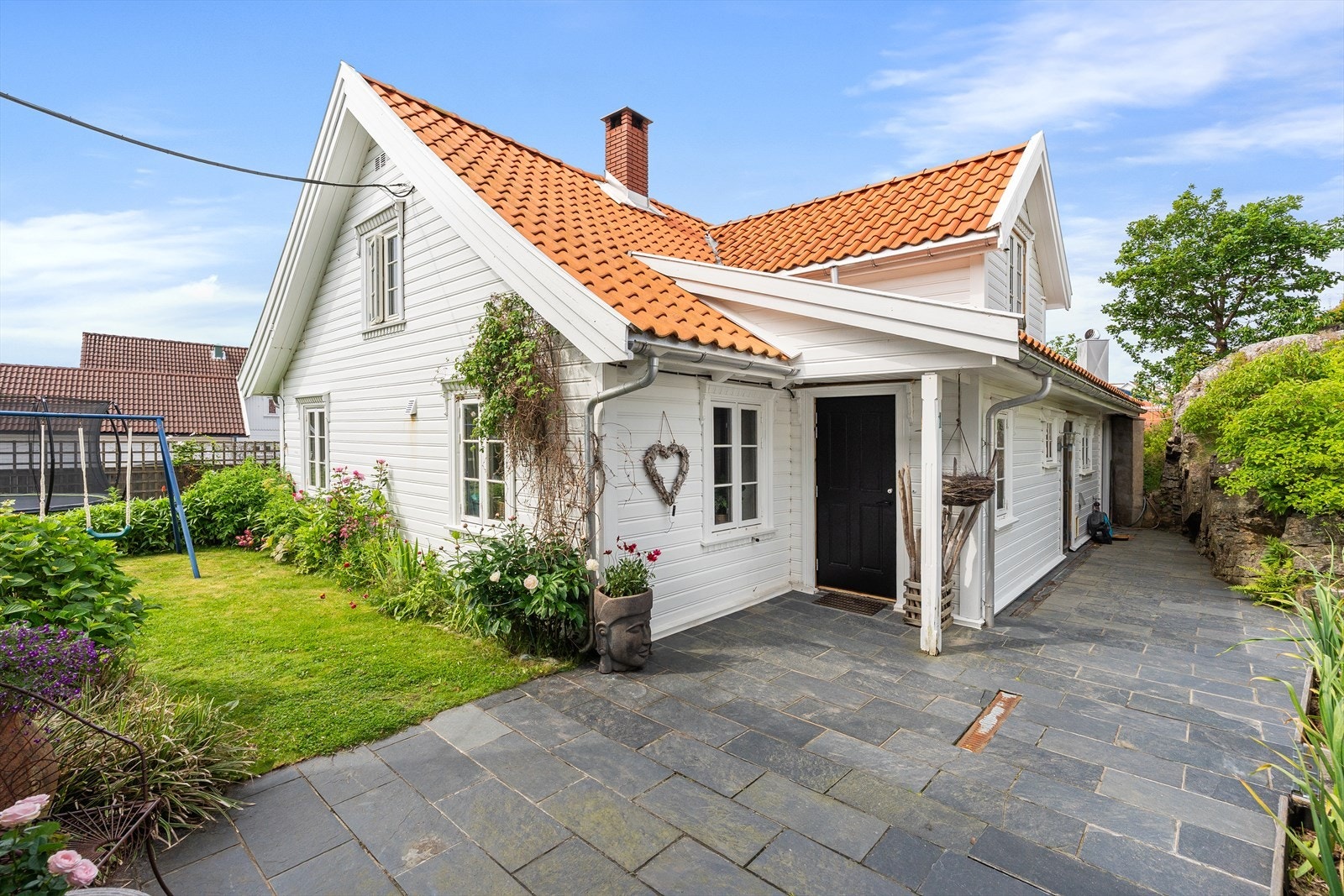 I inngangspartiet er det hellelagt og gangen langs fjellet tar deg direkte inn til vaskerommet og til hagestuen. Galleribilde