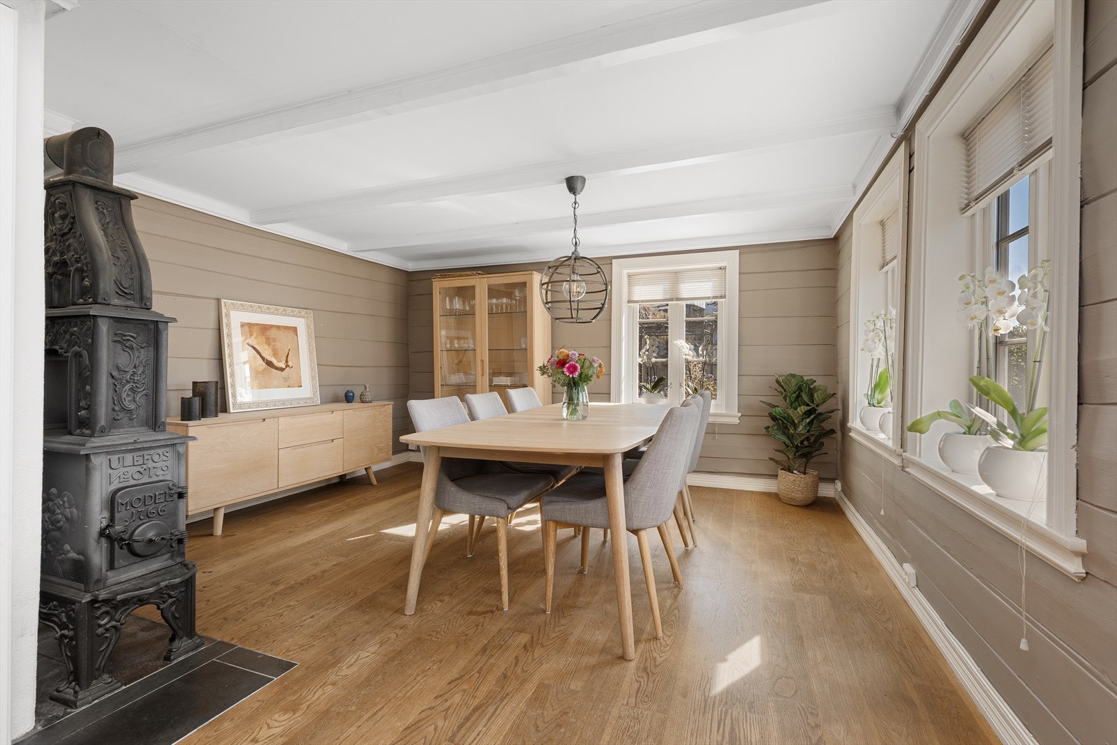 I spisestuen er det god plass til å være mange! her har du plass til et langbord og vedovnen er som et smykke i rommet. Galleribilde
