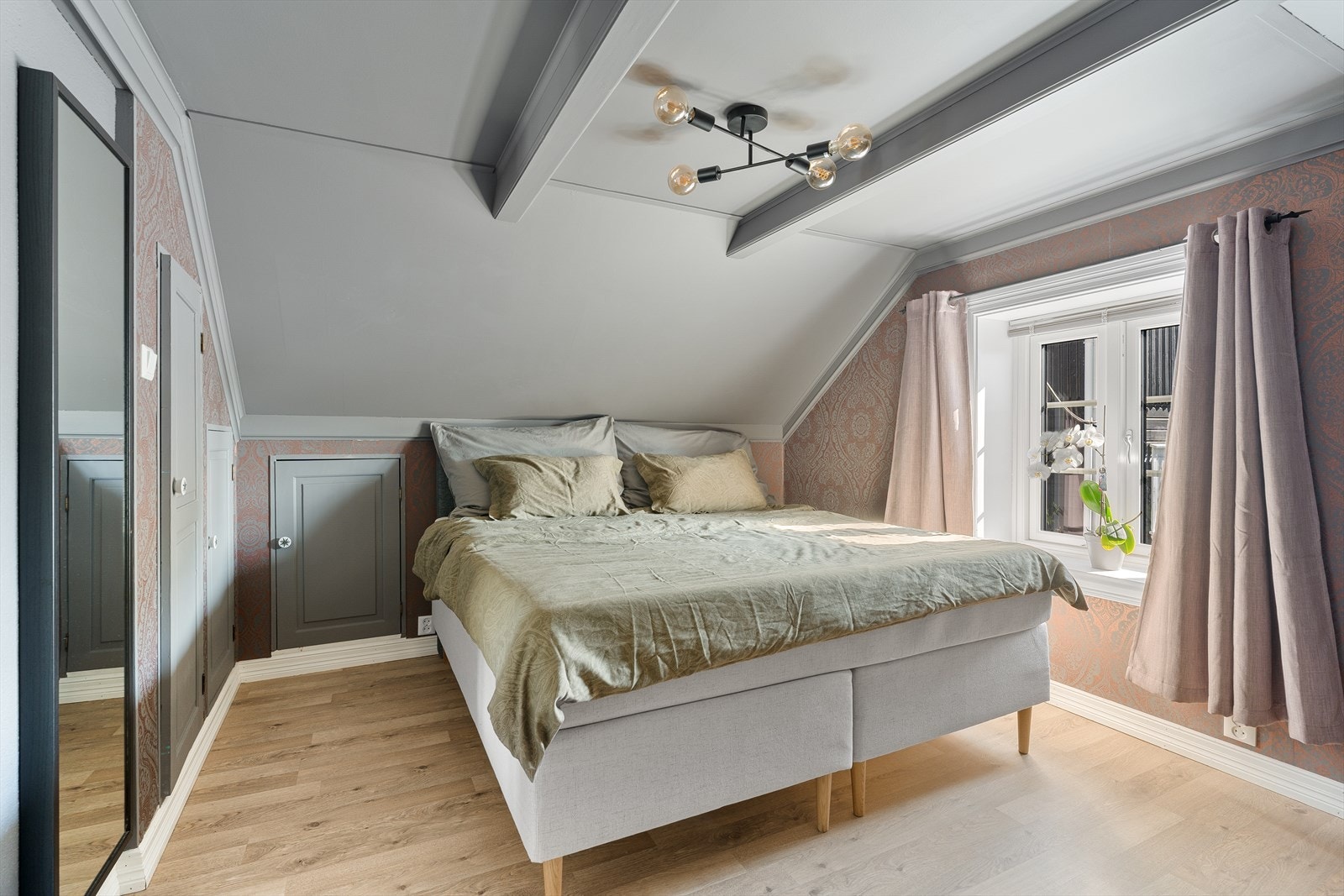 Begge soverommene er av overraskende god størrelse hvor det er plass til dobbeltseng på begge rom i tillegg til innebygd garderobe. Galleribilde