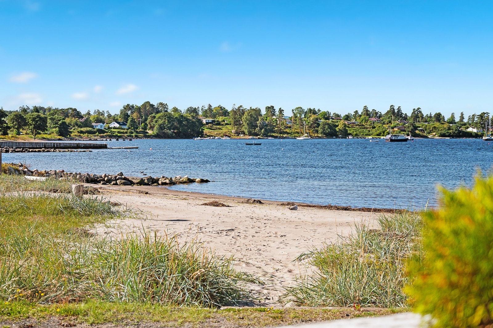 Langholtstranda i Helgeroa har lett adkomst og ligger ganske lunt for sydvesten. Galleribilde
