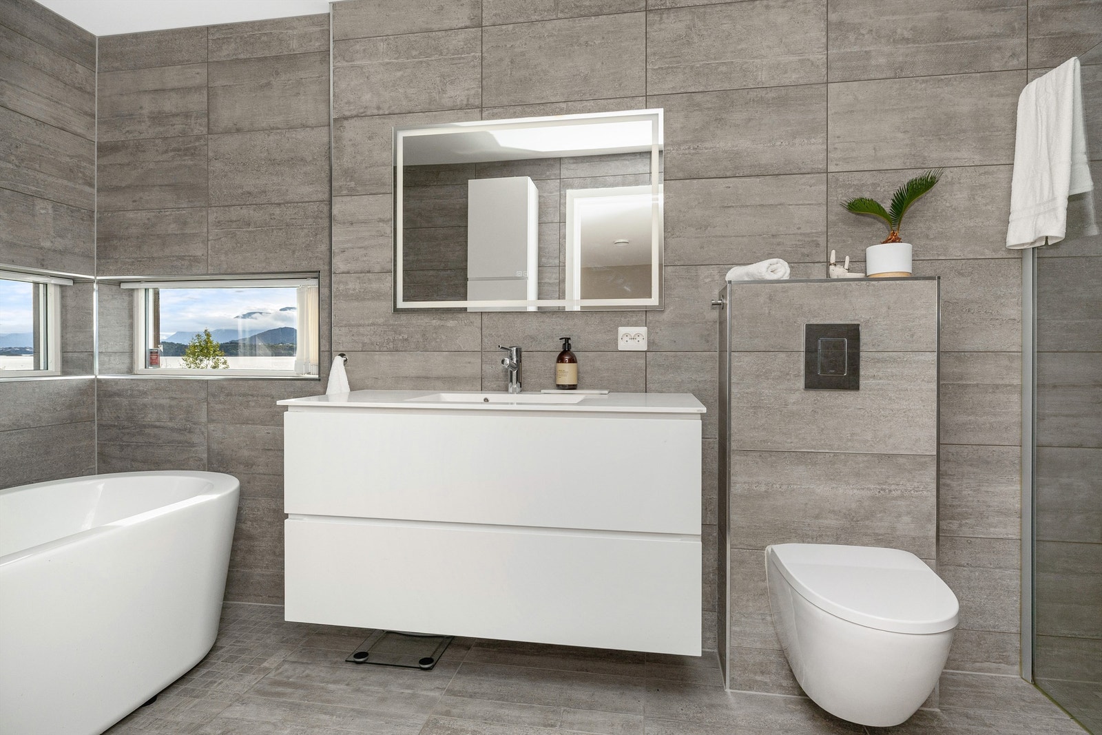 Badet har både dusj og badekar Galleribilde