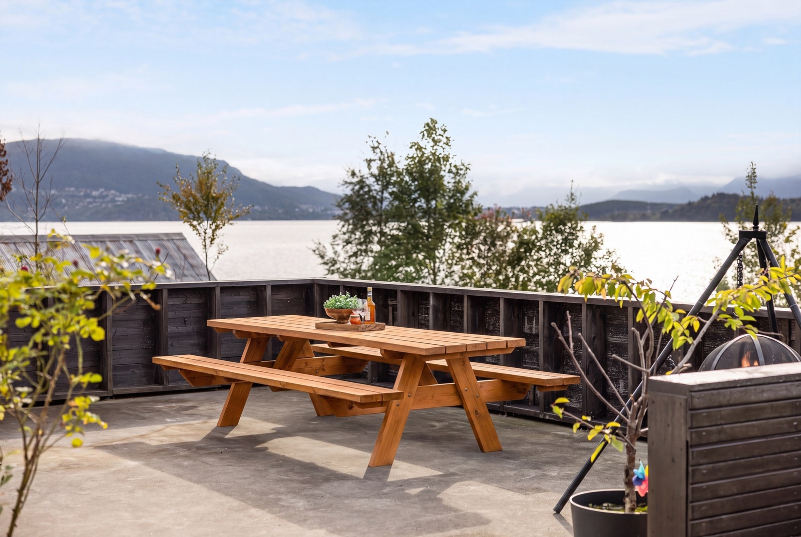 Idyllisk uteområde over garasjen Galleribilde