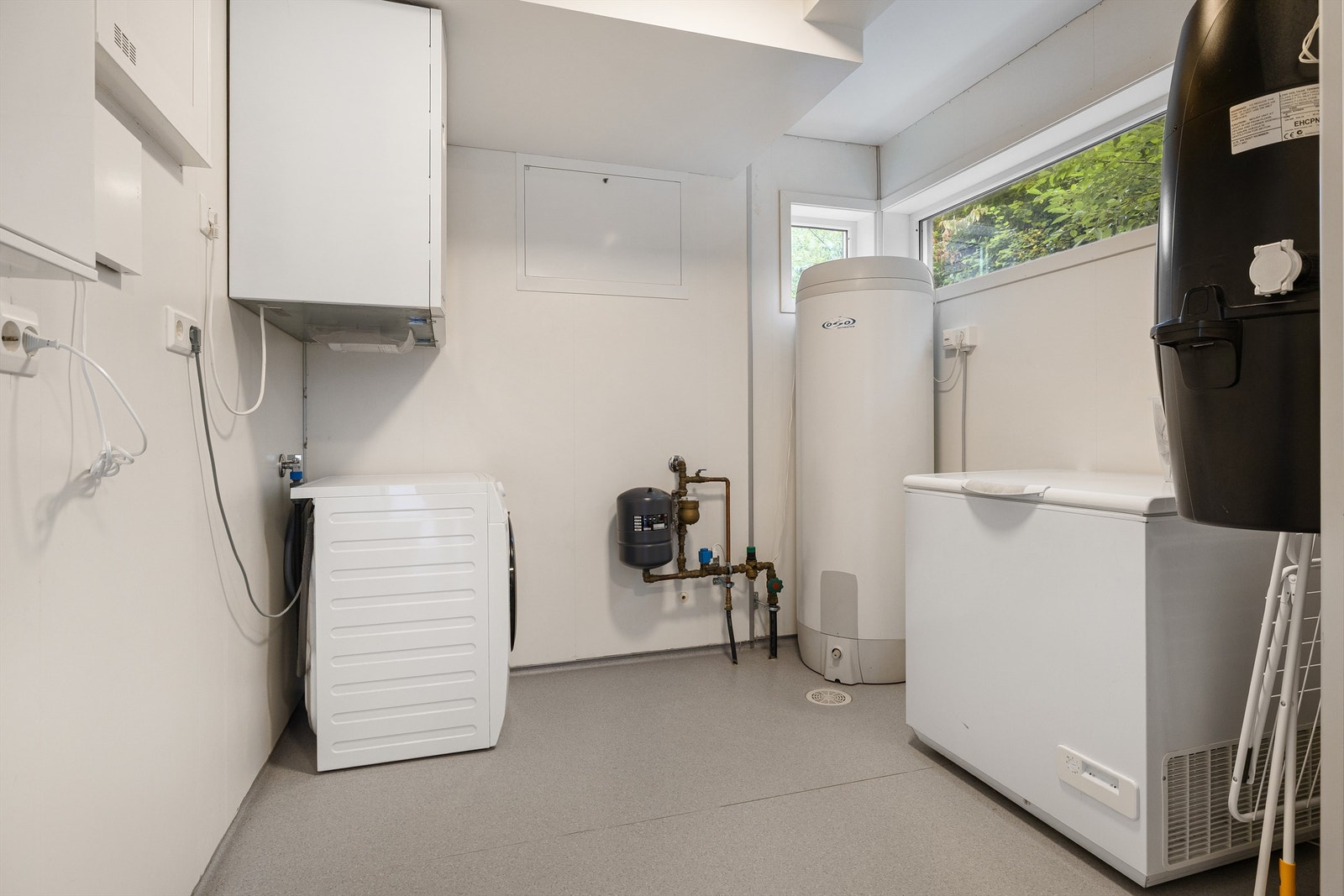 Romslig vaskerom med plass til fryser, opplegg for vaskemaskin og tørketrommel. Boligen har balansert ventilasjon. Galleribilde