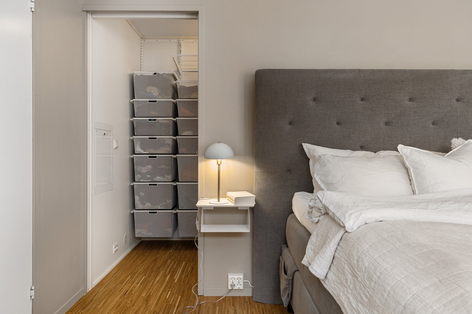 Soverommet har walk-in garderobe Galleribilde