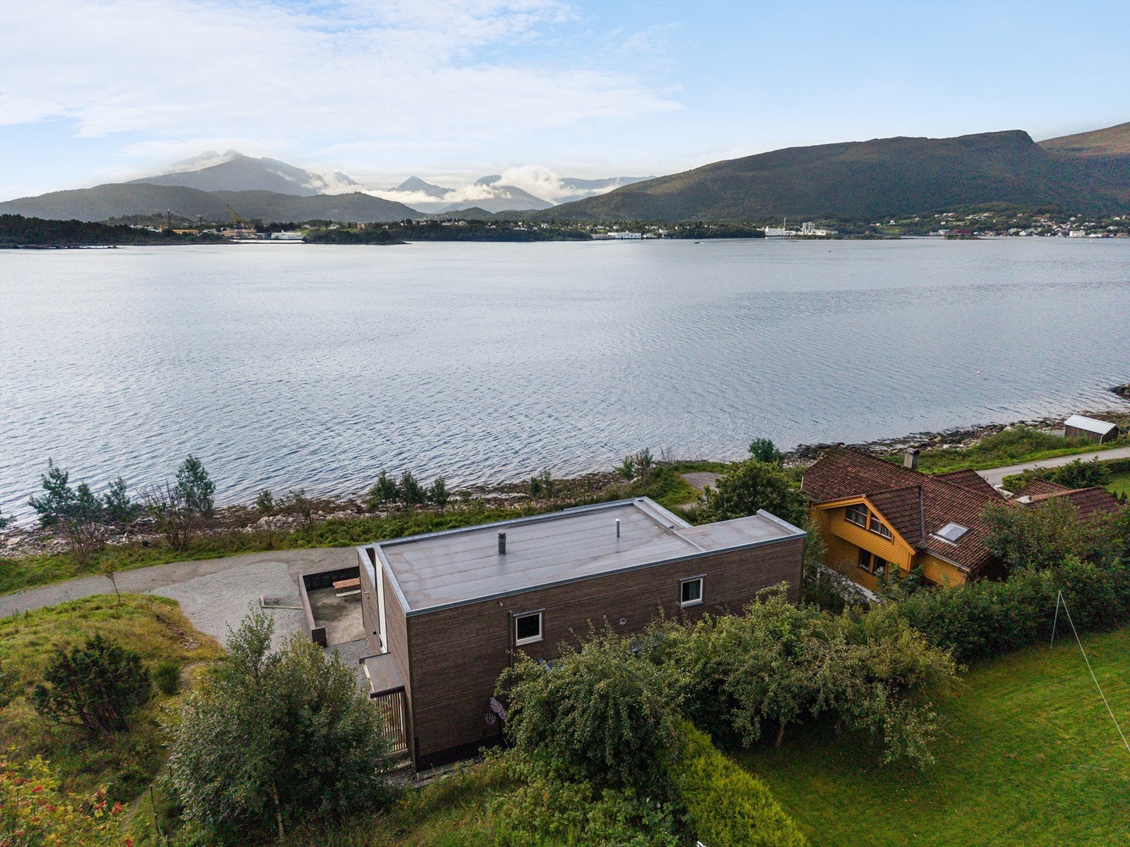 Usjenert beliggenhet med utsikt mot fjord og fjell Galleribilde