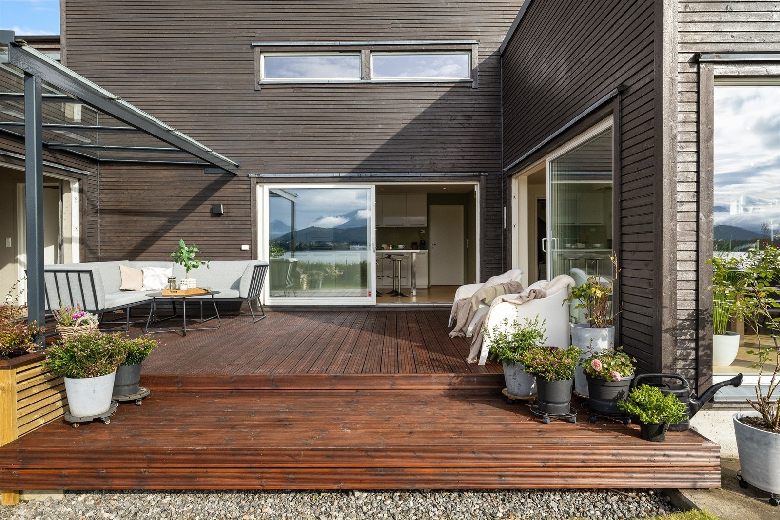 Totalt har boligen hele 79 kvm terrasseareal Galleribilde