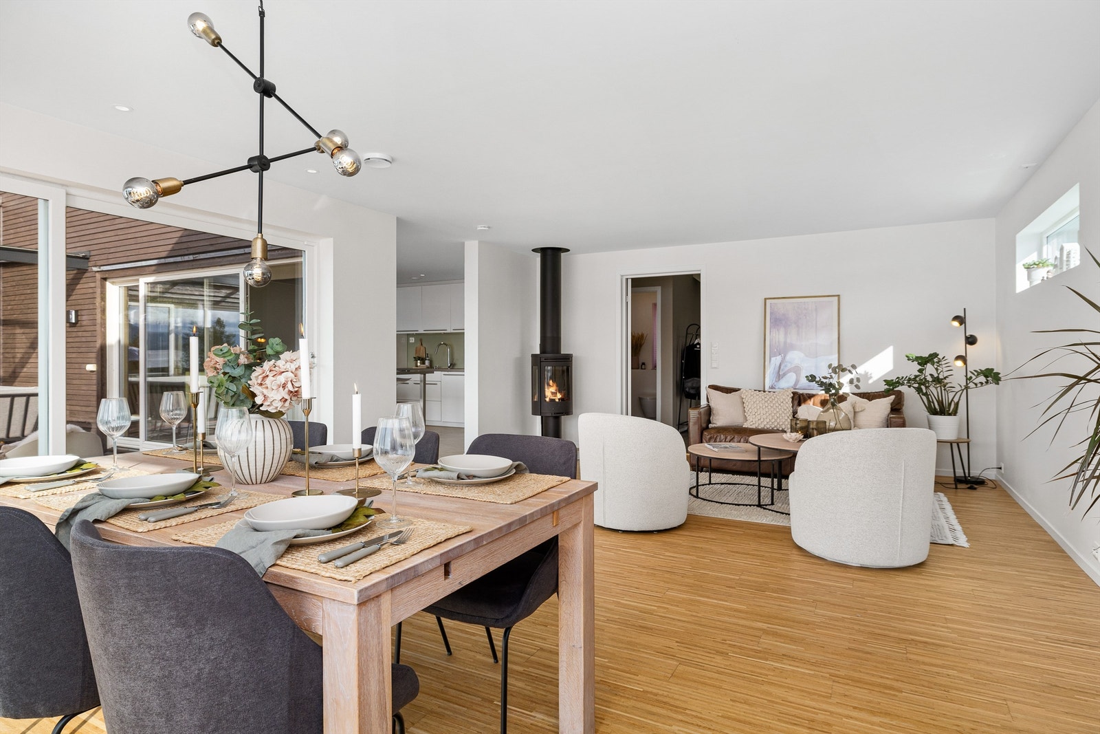 Romslig stue med spotter i tak og peisovn fra Contura Galleribilde
