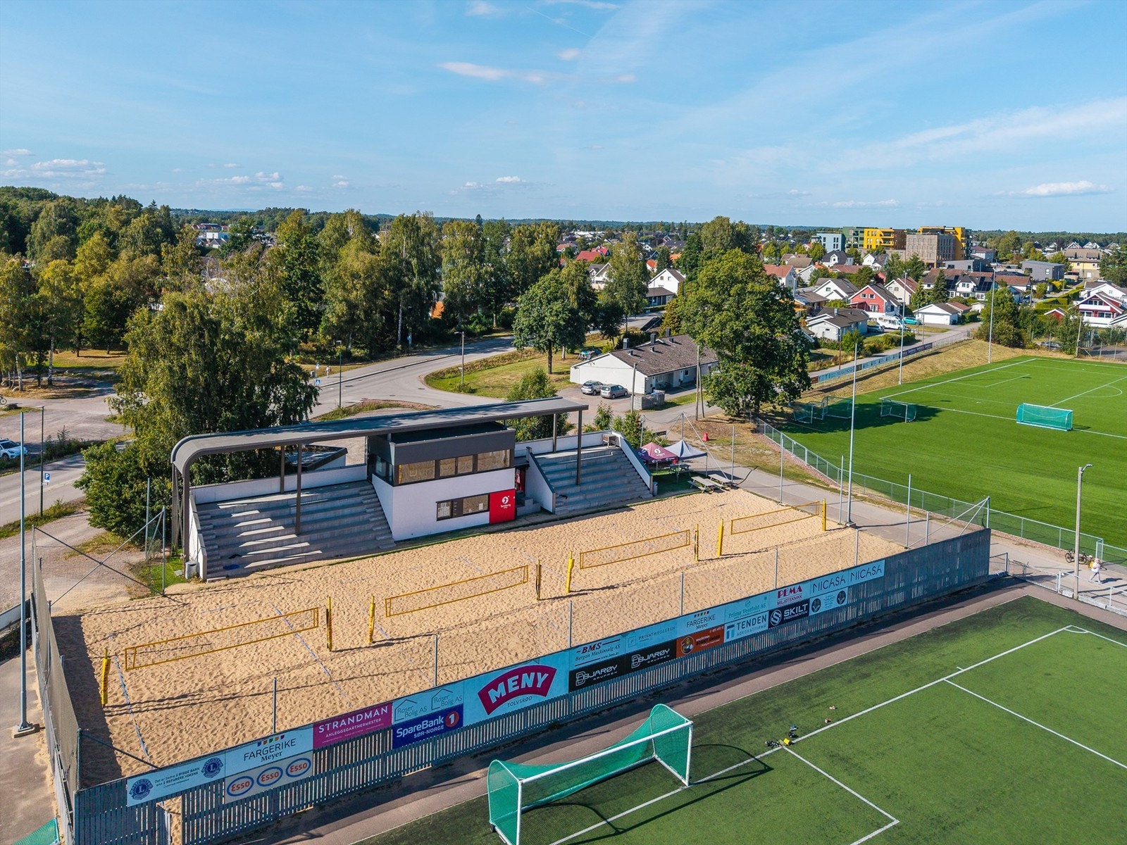 Flint idrettsanlegg med sandvolleyballbane og fotballbaner. Galleribilde
