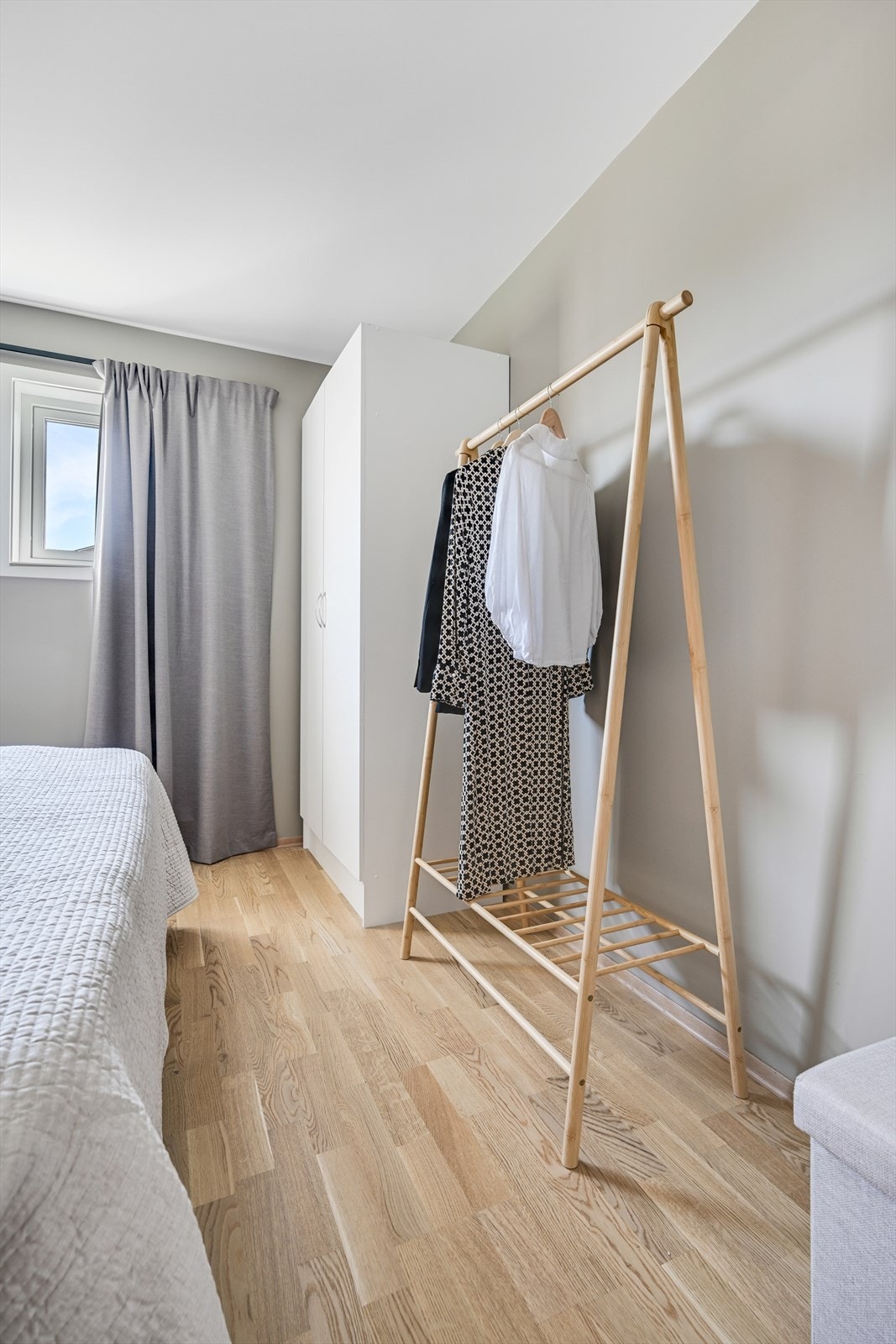 Rommet er lyst og vender bort fra fellesarealer. Galleribilde