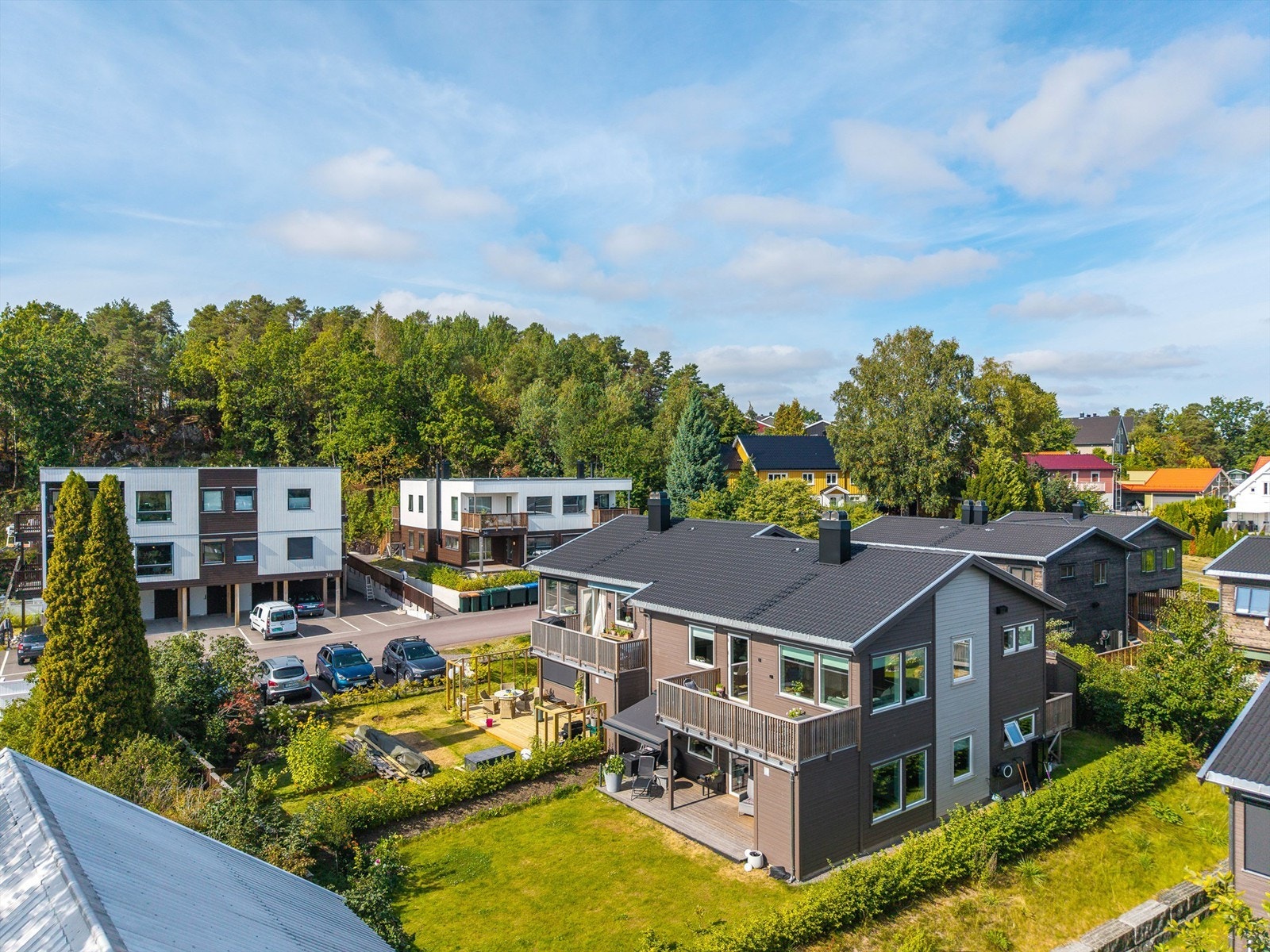 Leiligheten ligger i et etablert og barnevennlig boligområde på Presterød/Sande. Galleribilde