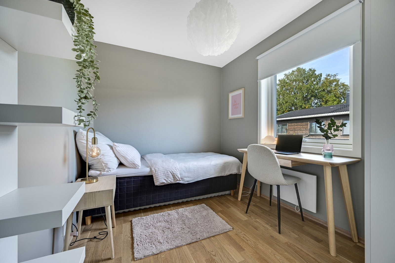 Lunt og innbydende soverom med flere møbleringsmuligheter. Galleribilde