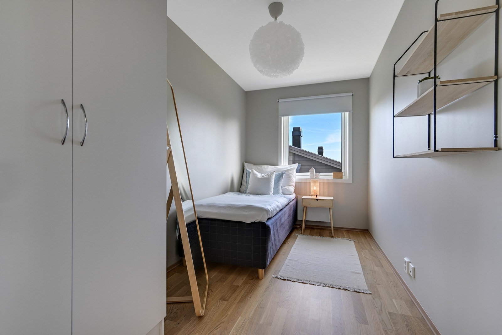 Et trivelig soverom som passer godt som barne-, gjeste- eller arbeidsrom. Galleribilde