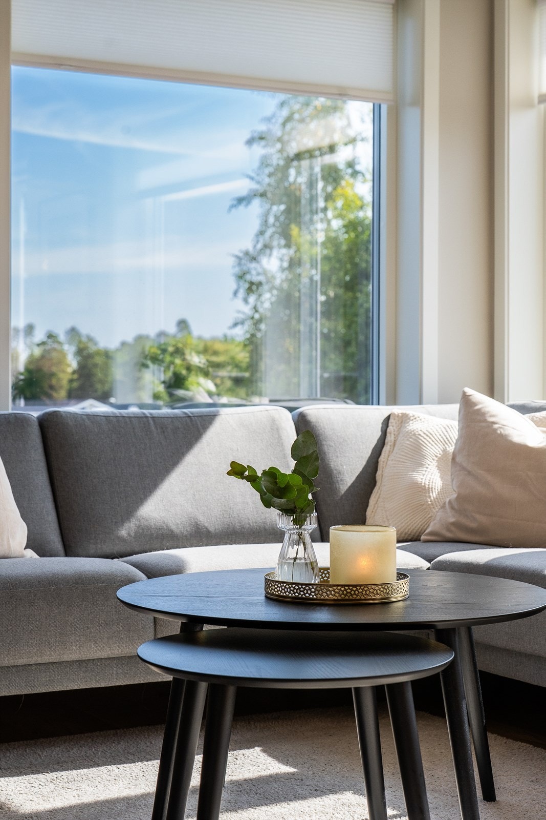 Boligens høye beliggenhet i feltet gir gode siktlinjer og lite innsyn. Galleribilde