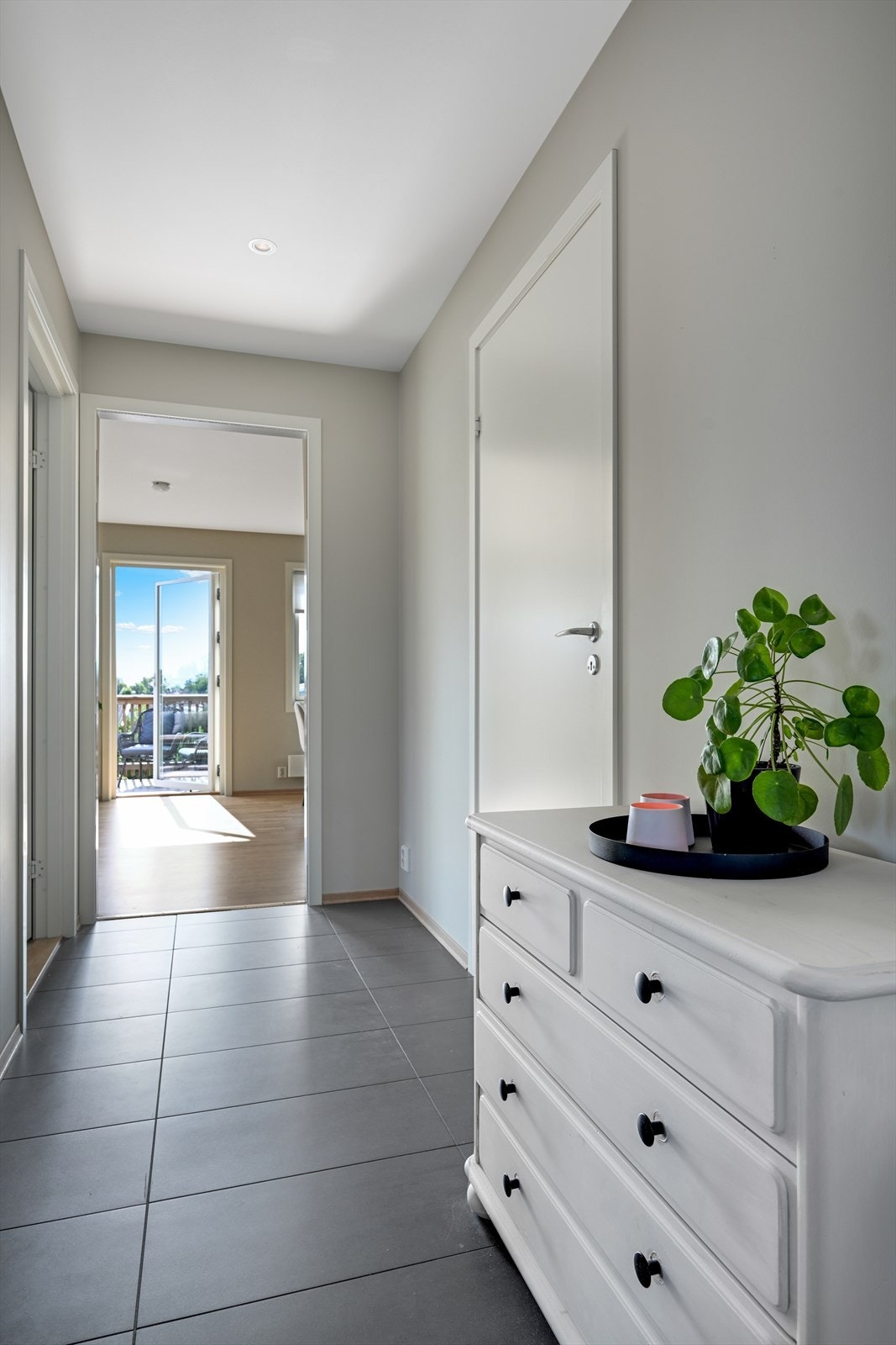 Entréen har god plass til oppbevaring av yttertøy og sko Galleribilde