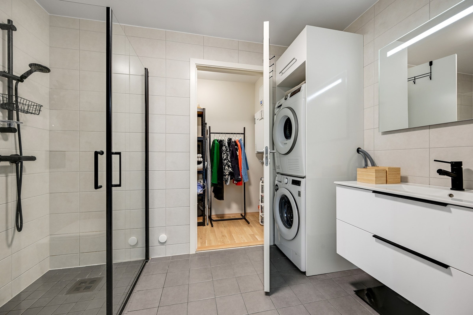 Innenfor badet ligger en praktisk bod/teknisk rom. Galleribilde