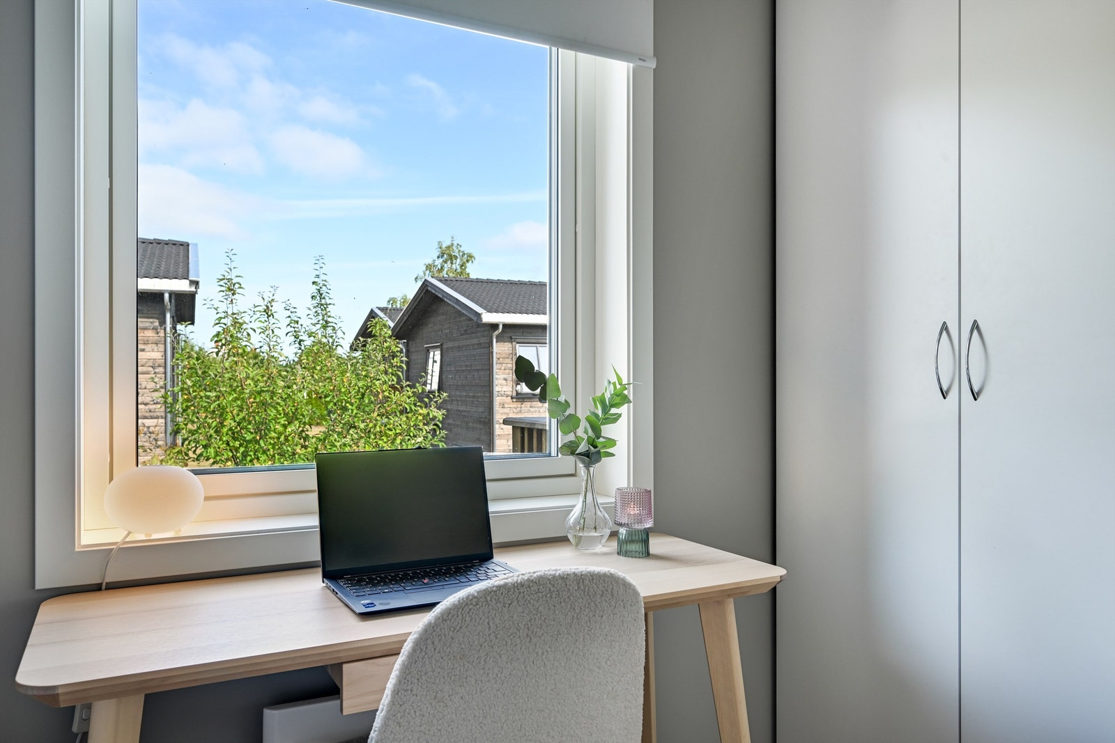 God plass til garderobeskap for oppbevaring. Galleribilde