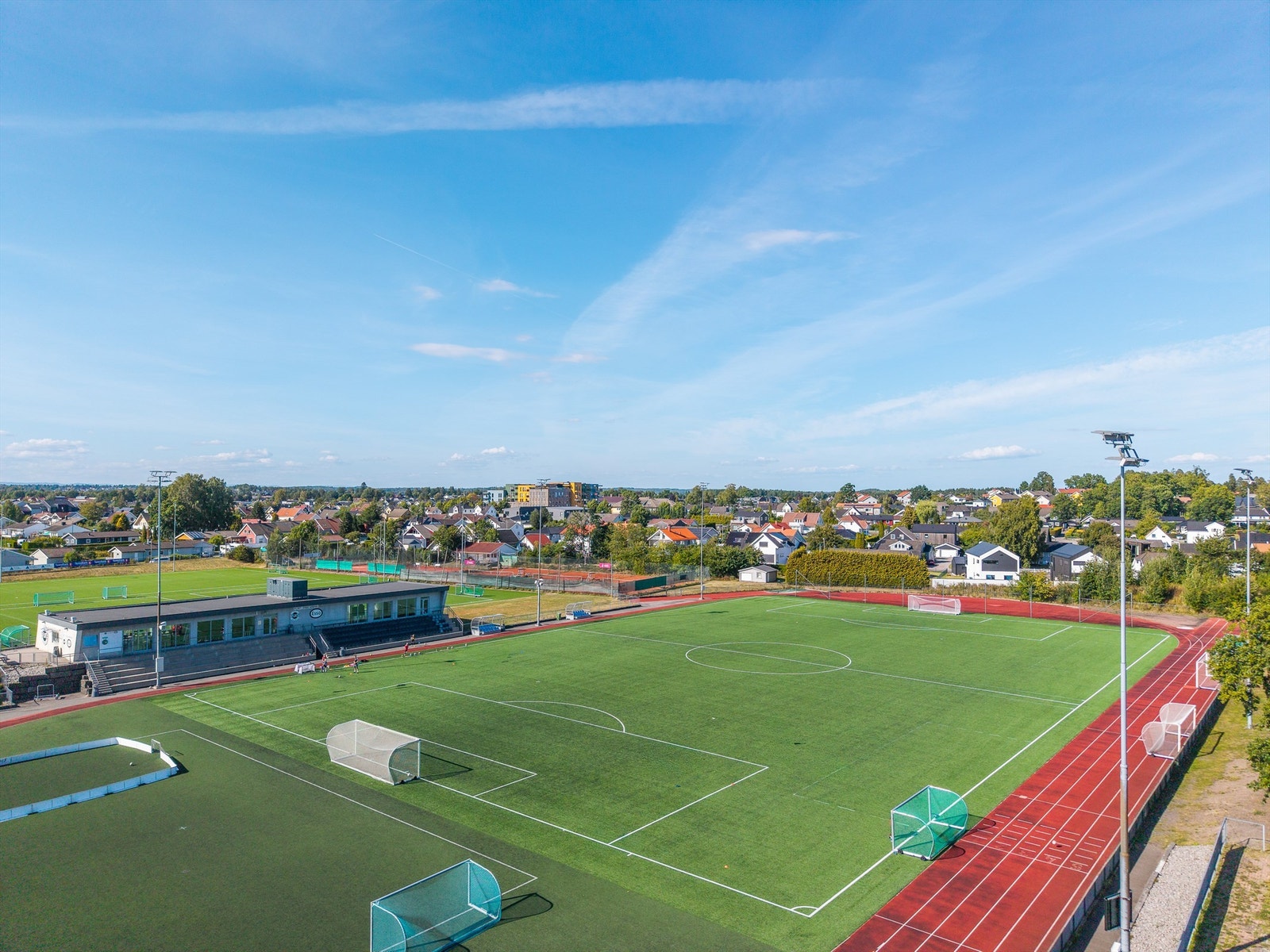 Anlegget byr på fotballbaner, organisert idrett og et aktivt nærmiljø for barn, ungdom og voksne. Galleribilde