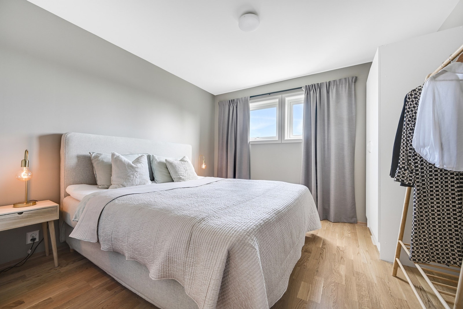 Leiligheten har tre lune og trivelige soverom med gode møbleringsmuligheter. Galleribilde