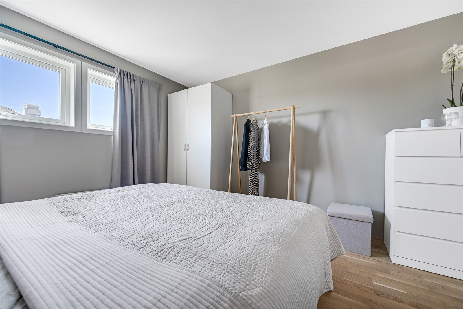 Hovedsoverom med god plass til dobbeltseng og garderobeløsning. Galleribilde