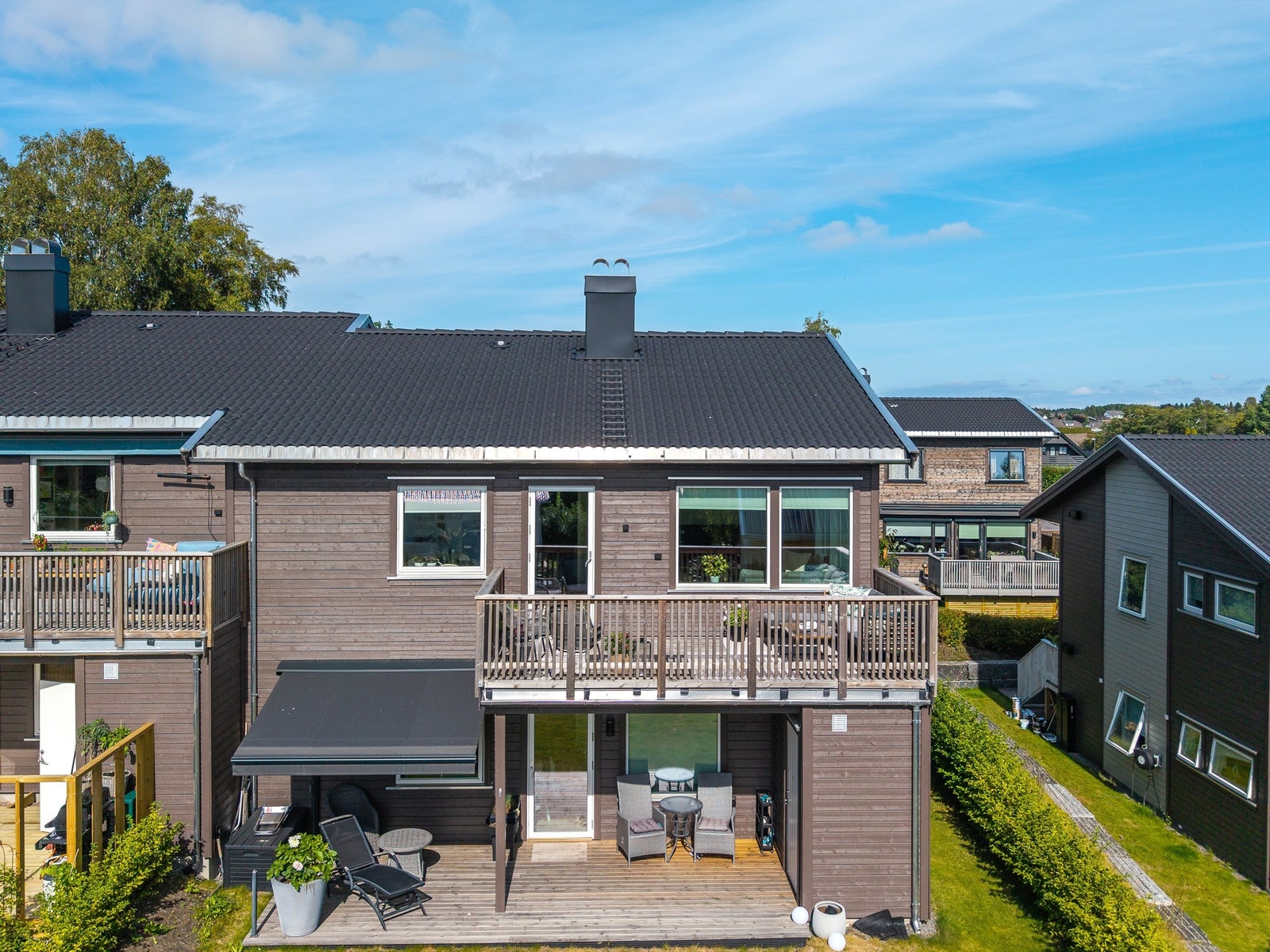 Leiligheten ligger i et etablert og rolig boligområde på Sandeåsen, med en fin balanse mellom bynær beliggenhet og rolige omgivelser. Galleribilde