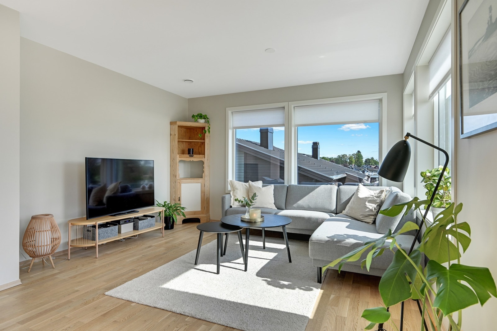 Stuen har god plass til en romslig sofagruppe og TV-møblement. Galleribilde