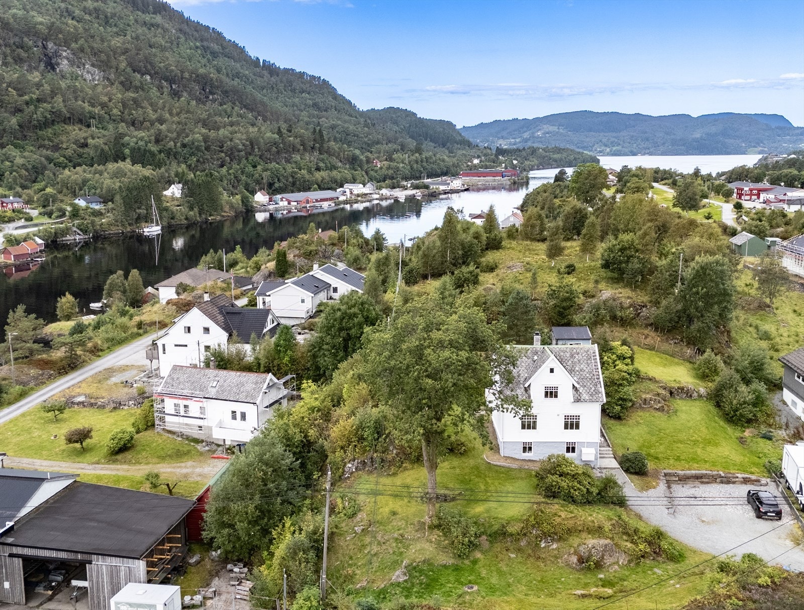 Sjøen setter et tydelig preg på området og byr på gode muligheter for båtliv, bading og rekreasjon. Fotlandsvåg har båtmarina, og på sommerdager er badeplassen ved Hanstveitholmane et populært alternativ. Galleribilde