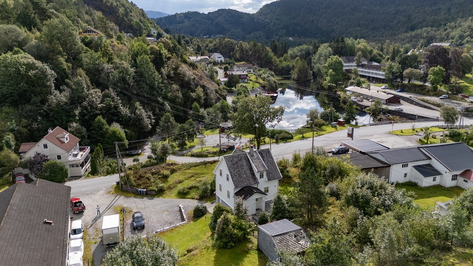 For barnefamilier er beliggenheten særlig praktisk, med gang- og sykkelavstand til Fotlandsvåg skule, barnehage og idrettsplass. Det er også kort vei til bussholdeplass og øvrige fritidstilbud i nærområdet. Galleribilde